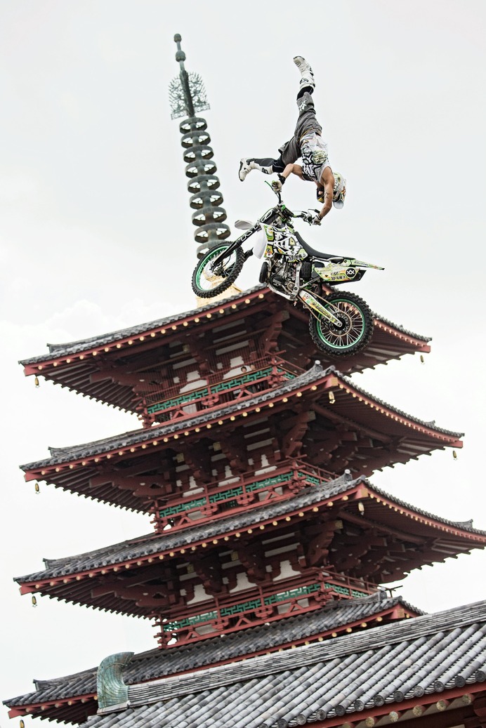 日本最古の仏教寺院のひとつ四天王寺でモトクロス選手が過激に宙を舞った