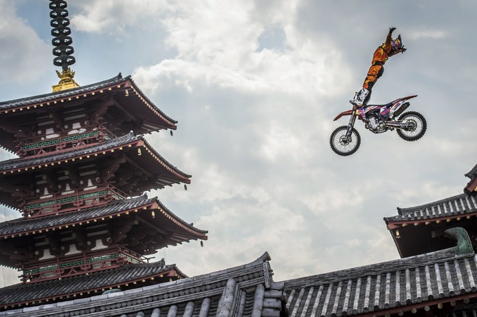 日本最古の仏教寺院のひとつ四天王寺でモトクロス選手が過激に宙を舞った