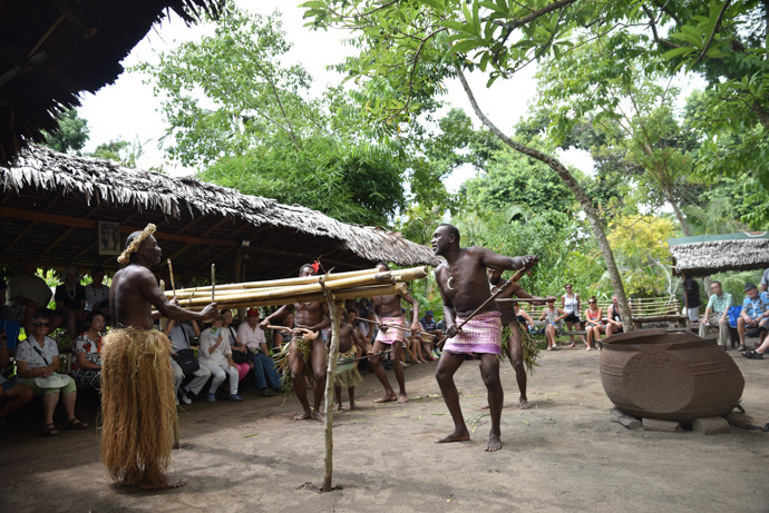 植物園での民族舞踊