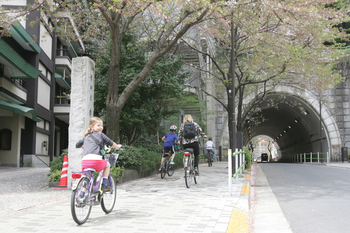 愛宕山を貫通するトンネルを抜ける