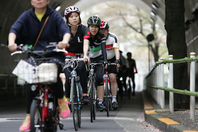 愛宕山を貫通するトンネルを抜ける