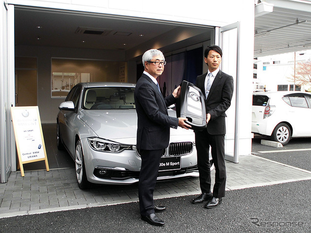 セントラル自動車技研代表取締役社長・田中徳兵衞氏と高宮祐樹選手（Central BMW 浦和営業所、4月9日）