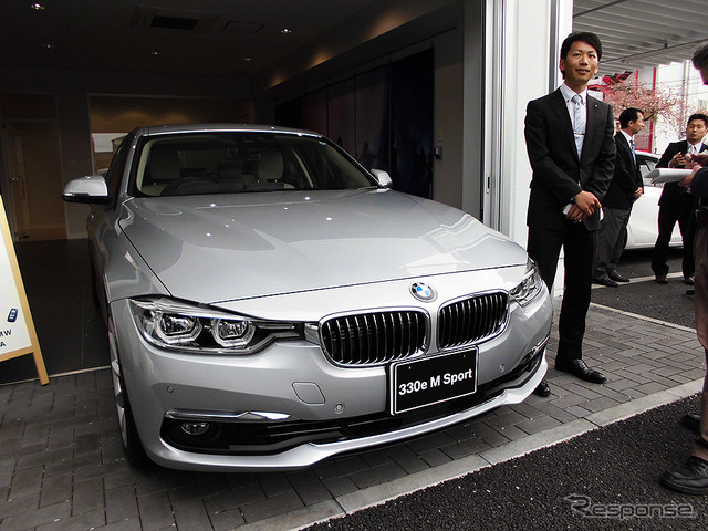 東京マラソン2016トップの高宮祐樹選手にBMW『330e』ラグジュアリーが副賞として贈呈された