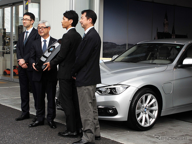 セントラル自動車技研代表取締役社長・田中徳兵衞氏と高宮祐樹選手（Central BMW 浦和営業所、4月9日）