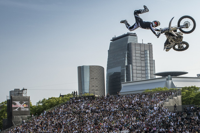大阪城を背景にフリースタイルモトクロスのトップレーサーがジャンプ 2枚目の写真 画像 Cycle やわらかスポーツ情報サイト