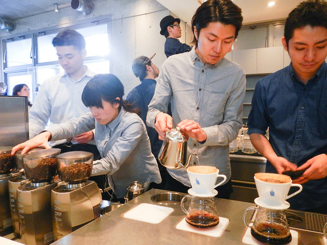 コーヒー「第三の波」は品質重視。ブルーボトル2号店青山カフェにも行列