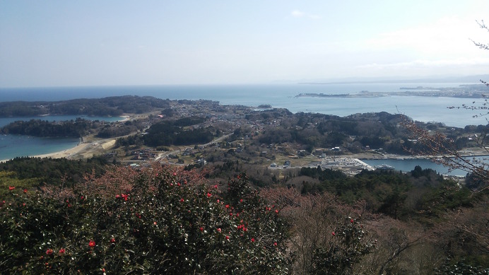 気仙沼大島の最高峰、亀山から大津波に飲み込まれた村々を臨む