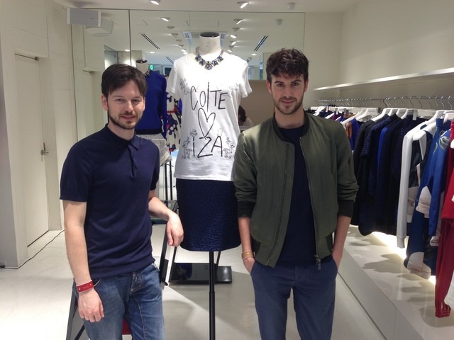 CO|TEデザイナーのフランチェスコ・フェラーリ（左）とトマゾ・アンフォッシ（右）。トルソーが着用しているのが今回のチャリティーTシャツ