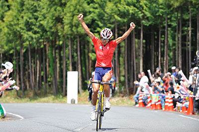 　第13回ツアー・オブ・ジャパンは5月18日、奈良県奈良市と山添村で奈良ステージが行われ、ホンコン・チャイナの黄金宝（ワンカンポー）が優勝。06年の大阪に続く2勝目。この日から始まった山岳賞争いでも1位となり、深紅のリーダージャージを着用した。