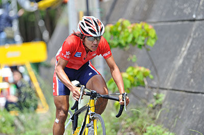 　第13回ツアー・オブ・ジャパンは18日、山添村布目ダム周回コースで奈良ステージ（121.2km）が行われ、ホンコンチャイナチームの黄金宝（36＝ワンカンポー）が06年大阪ステージに続き2度目の区間優勝を果たした。同選手は山岳賞も獲得した。個人総合時間賞は、07年同ス
