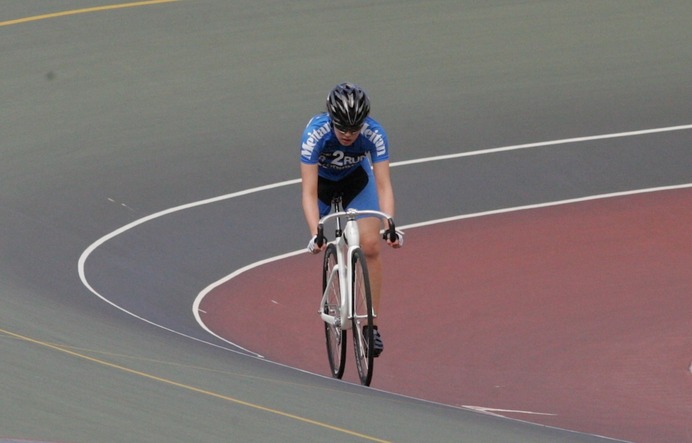 片足切断の女子選手が自転車競技パラサイクリングの練習を続けていた