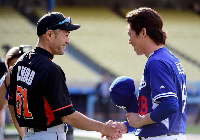 イチロー（左）と前田健太が初めての対面（2016年4月25日）