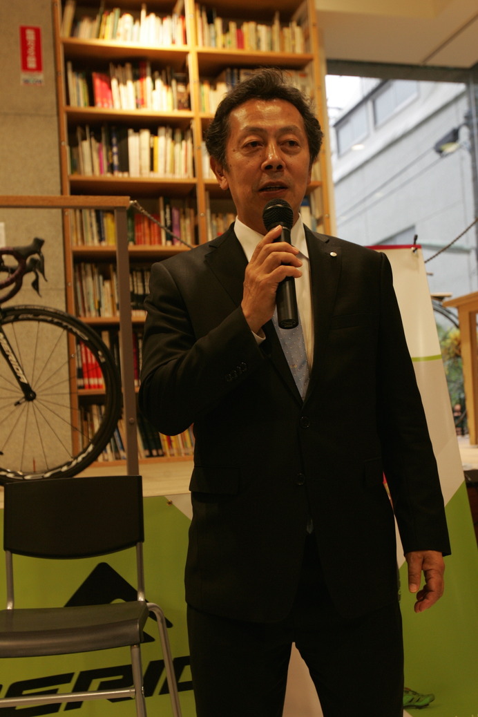 記者会見に同席したミヤタサイクルの高谷信一郎社長