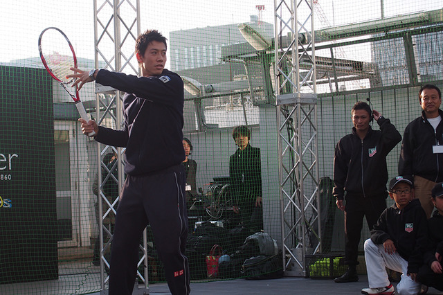 デモンストレーションを行う錦織圭