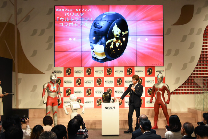 哀川翔とPepperがクイズ対決！「バリスタ ウルトラマンコラボモデル」発表会