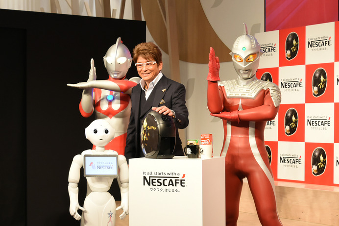 哀川翔とPepperがクイズ対決！「バリスタ ウルトラマンコラボモデル」発表会