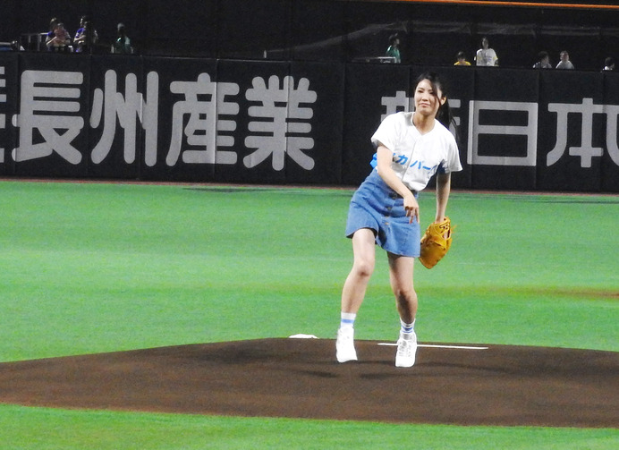 倉持明日香、6度目の始球式でストライクに挑戦