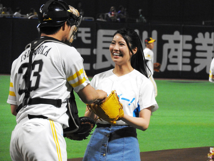 倉持明日香、6度目の始球式でストライクに挑戦