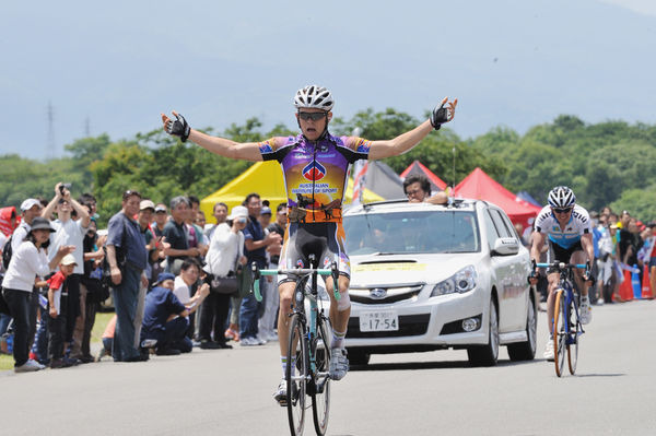 　第13回ツアー・オブ・ジャパンは23日、静岡県伊豆市の日本サイクルスポーツセンターで伊豆ステージ（96.0km）が行われ、ジャック・ボブリッジ（19＝チームAIS）が南信州に次いで区間2勝目を果たした。総合首位はセルヒオ・パルデイーヤ（25＝カルミオーロ・Aスタイル