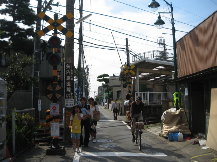 和田塚。江ノ電で鎌倉駅を出て最初の駅となる。クルマがすれ違えないほどの細い道で海岸を目指す