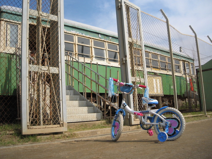 鎌倉海浜公園。江ノ電の車両が置かれていて、自由に出入りできる。近くにトイレや自動販売機あり