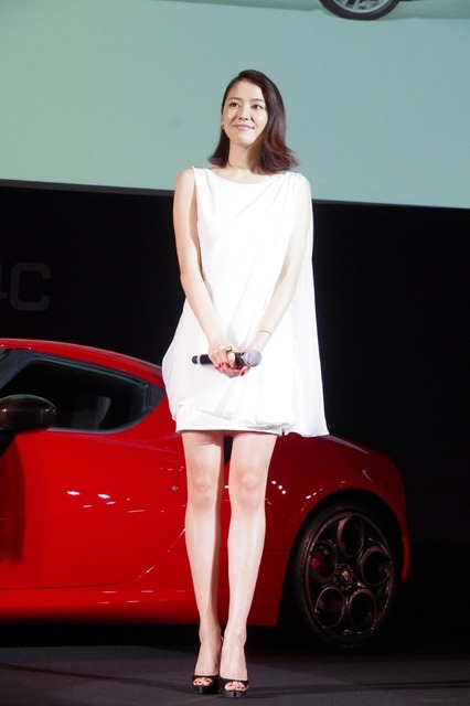 女優の長澤まさみさんが、アルファロメオの新型『4C（フォーシー）』発表会に駆けつけた