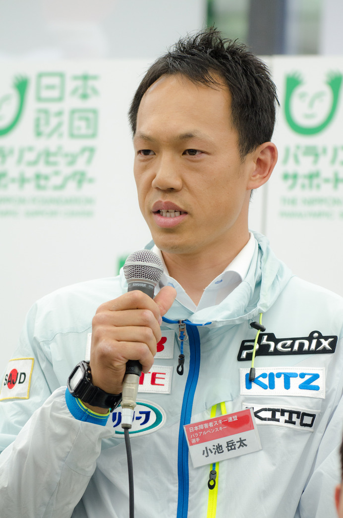 パラ・アルペンスキー日本代表の小池岳太（2016年5月10日、日本障害者スキー連盟活動報告会）