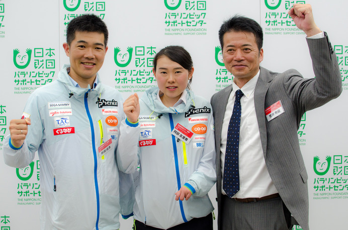 パラ・クロスカントリースキー日本代表の阿部友里香（中央）、同代表の新田佳浩（左）、パラクロカンGMの荒井秀樹（2016年5月10日）