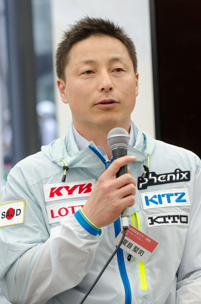 パラ・アルペンスキー日本代表の夏目堅司（2016年5月10日、日本障害者スキー連盟活動報告会）