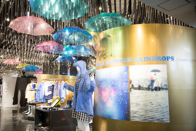 天井から雨傘を吊るすディスプレイで雨の日の雰囲気を演出