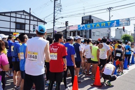 越前大野名水マラソン、1km走るごとに10円の水支援を実施