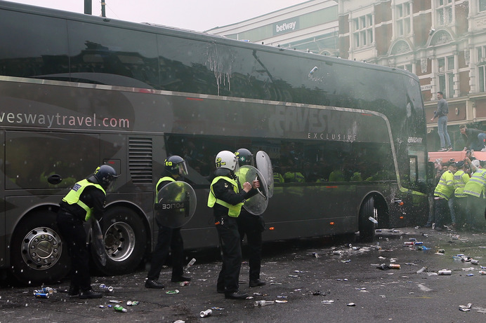 ウェストハムのサポーターがマンチェスター・ユナイテッドのチームバスを襲撃（2016年5月10日）
