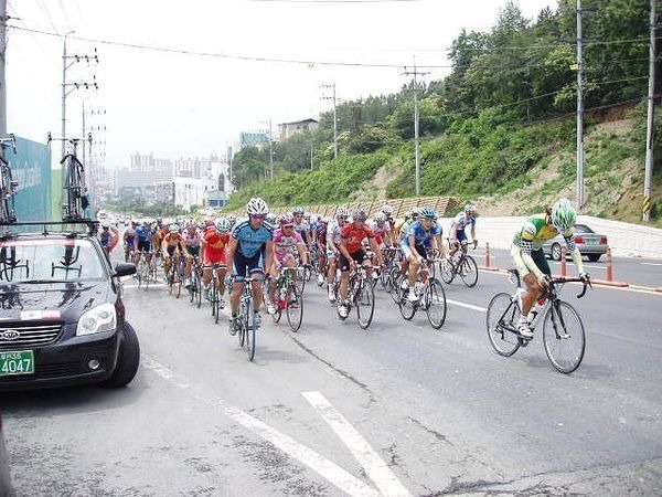 　韓国最大の自転車ロードレース、ツール・ド・コリアは6月9日 、麗水（ヨス）～居昌（コチャン）間の169.7kmで第5ステージを行い、ホンコン・チャイナのコク・ホウティンが区間優勝。EQA・梅丹本舗の清水都貴が区間6位になり、総合成績でも6位になった。