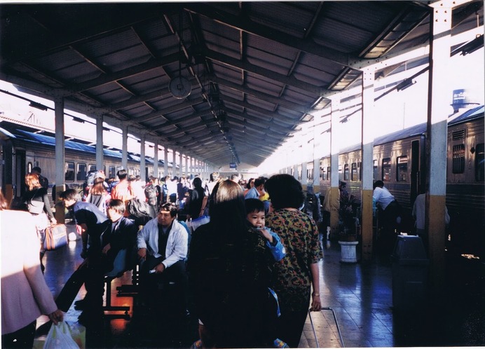 ドンムアン空港を発った列車が、1時間遅れでチェンマイ駅に到着したところ