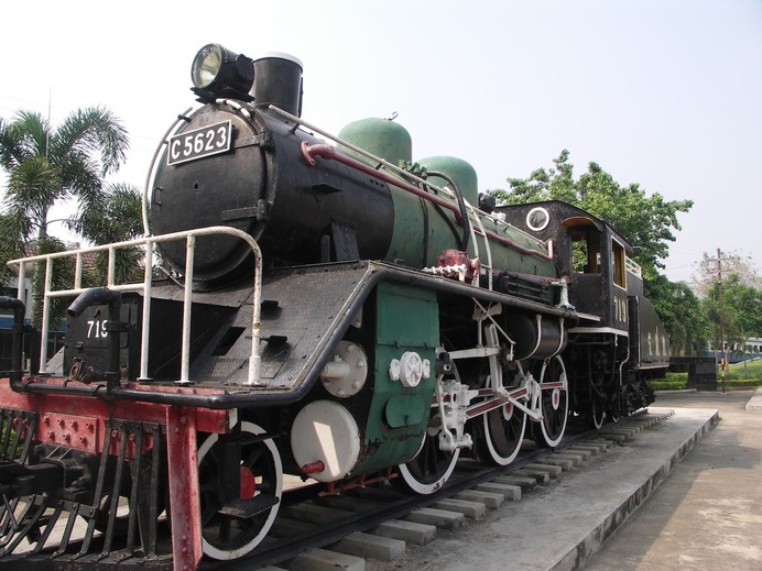 戦時中に日本から送られた蒸気機関車C56が、クウェー川鉄橋近くの駅に静態保存されている