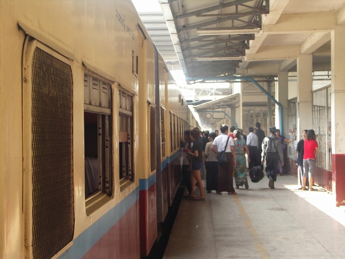 マンダレー行きの列車が発車を待つヤンゴン駅のプラットフォーム