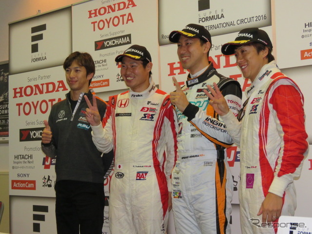 左から優勝の立川祐路監督、2位の塚越、優勝の石浦、3位の伊沢。
