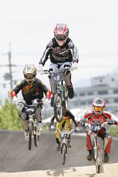 　国際レースにも対応するBMXコースとして、大阪府堺市に大阪府営大泉緑地公園サイクルどろんこ広場BMXコースがリニューアルされ、こけら落としとなる2009UCI大阪・堺国際BMX選手権大会が6月20日に開幕した。初日は年齢別クラスに加えて、エリートライダーも出場したオ