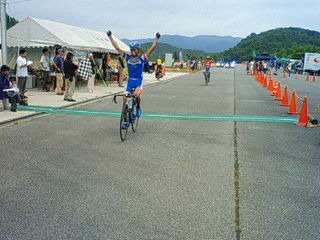 　第43回全日本実業団西日本サイクルロードレース大会が6月21日に広島県三原市の中央森林公園サイクリングコースで開催され、距離172.2kmで争われた男子レースでシマノレーシングの畑中勇介が優勝した。2位もシマノの鈴木真理。