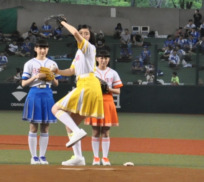 私立恵比寿中学の小林歌穂、長身をしなやかに生かした投球フォーム