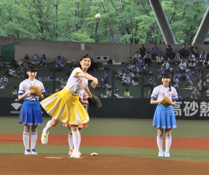 私立恵比寿中学の小林歌穂、長身をしなやかに生かした投球フォーム 5枚目の写真・画像 | CYCLE やわらかスポーツ情報サイト