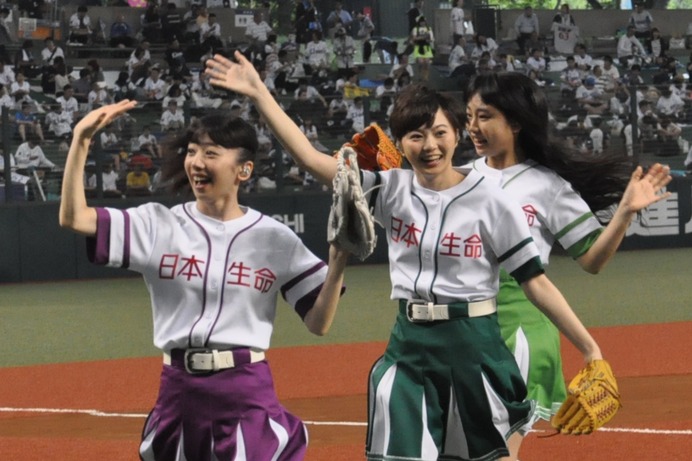 私立恵比寿中学と本田紗来ちゃん、交流戦始球式に登場（写真蔵）