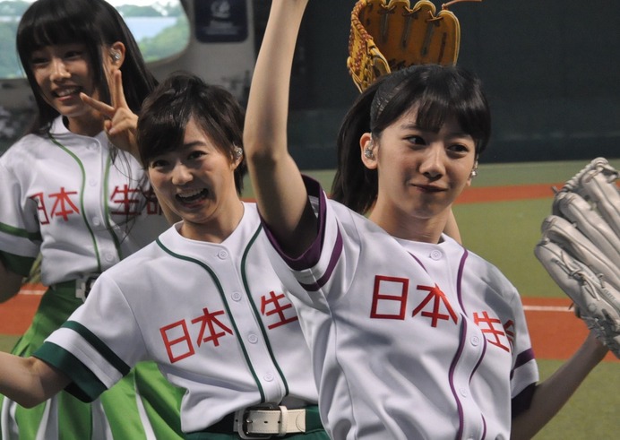 私立恵比寿中学と本田紗来ちゃん、交流戦始球式に登場（写真蔵）