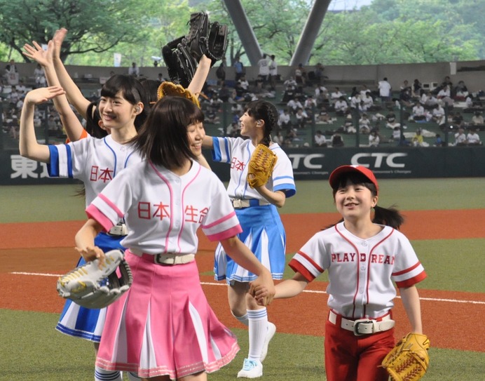 私立恵比寿中学と本田紗来ちゃん、交流戦始球式に登場（写真蔵）