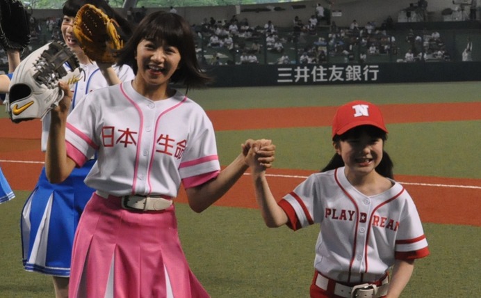 私立恵比寿中学と本田紗来ちゃん、交流戦始球式に登場（写真蔵）