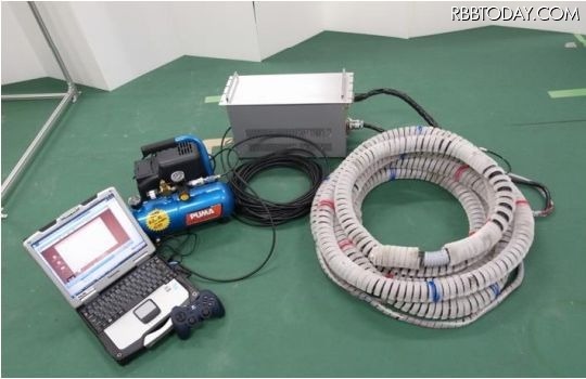 能動スコープカメラのシステム一式。写真右側の蛇腹状の白いホースのような部分が瓦礫内に侵入していく（画像はプレスリリースより）