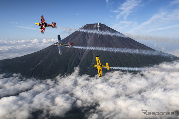 室屋義秀選手がエアレース・パイロットたちを率いて富士山でおもてなしフライト（6月1日）