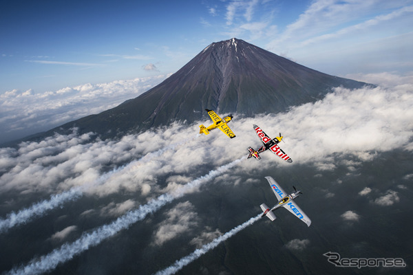 室屋義秀選手がエアレース・パイロットたちを率いて富士山でおもてなしフライト（6月1日）