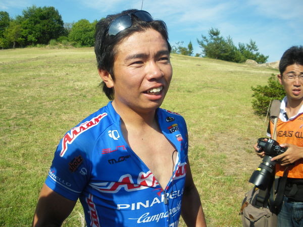　第12回全日本自転車競技選手権ロードレースが6月28日に広島県三原市の県立中央森林公園サイクリングロードで開催され、愛三工業の西谷泰治（28）が7選手によるゴール勝負を制して初優勝した。7月4日に開幕するツール・ド・フランスへの出場が決まっている新城幸也（Bb