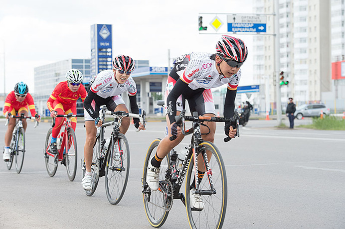 女子エリートロードレースの萩原麻由子と金子広美